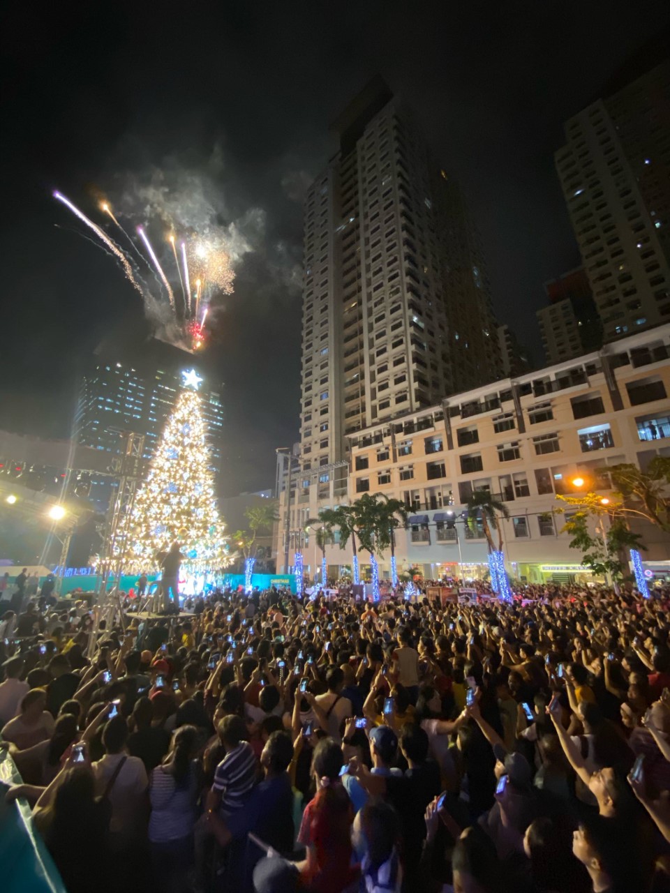 Araneta City lights up Christmas with Anne Curtis, other stars; draws crowd of 25,000