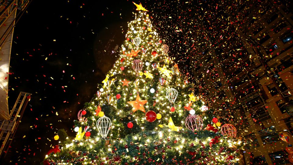 Araneta City kicks off &quot;Christmas Like No Other&quot; with lighting of iconic giant tree