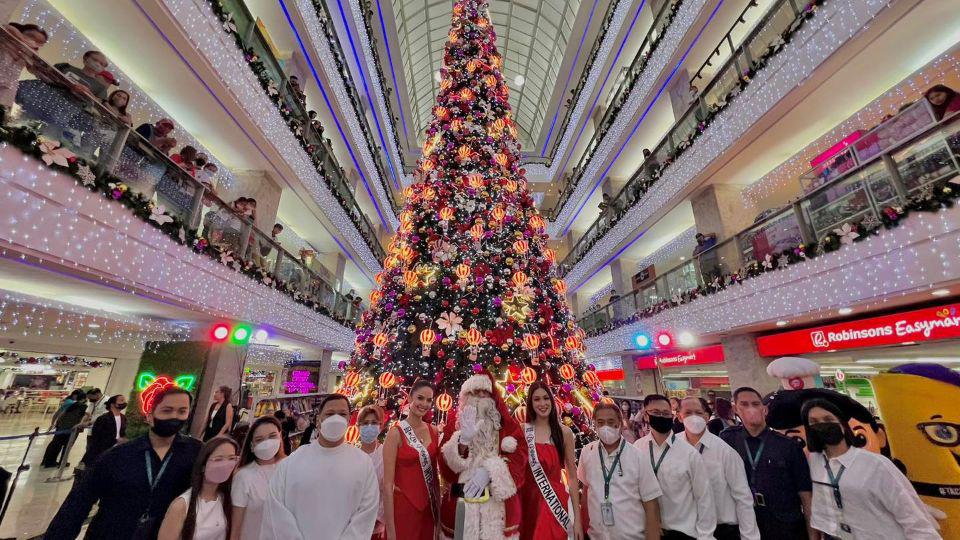 Araneta City lights mall Christmas trees