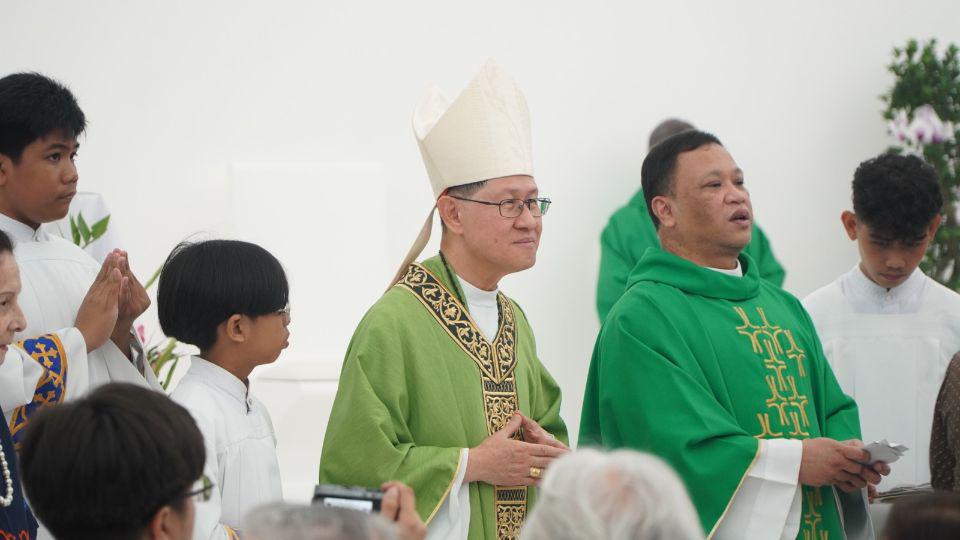 Araneta City welcomes Cardinal Tagle at Sagrada Familia Church